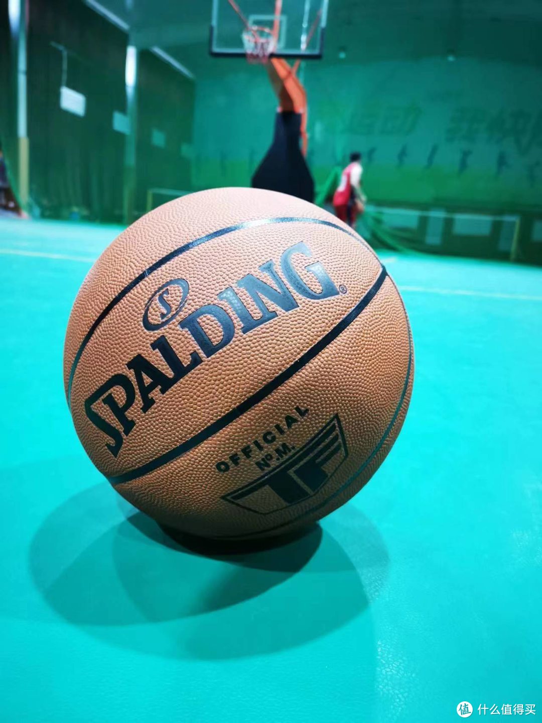 在快速运球中突然急停时手按拍球的_急停运球的动作要领_快速运球时突然急停